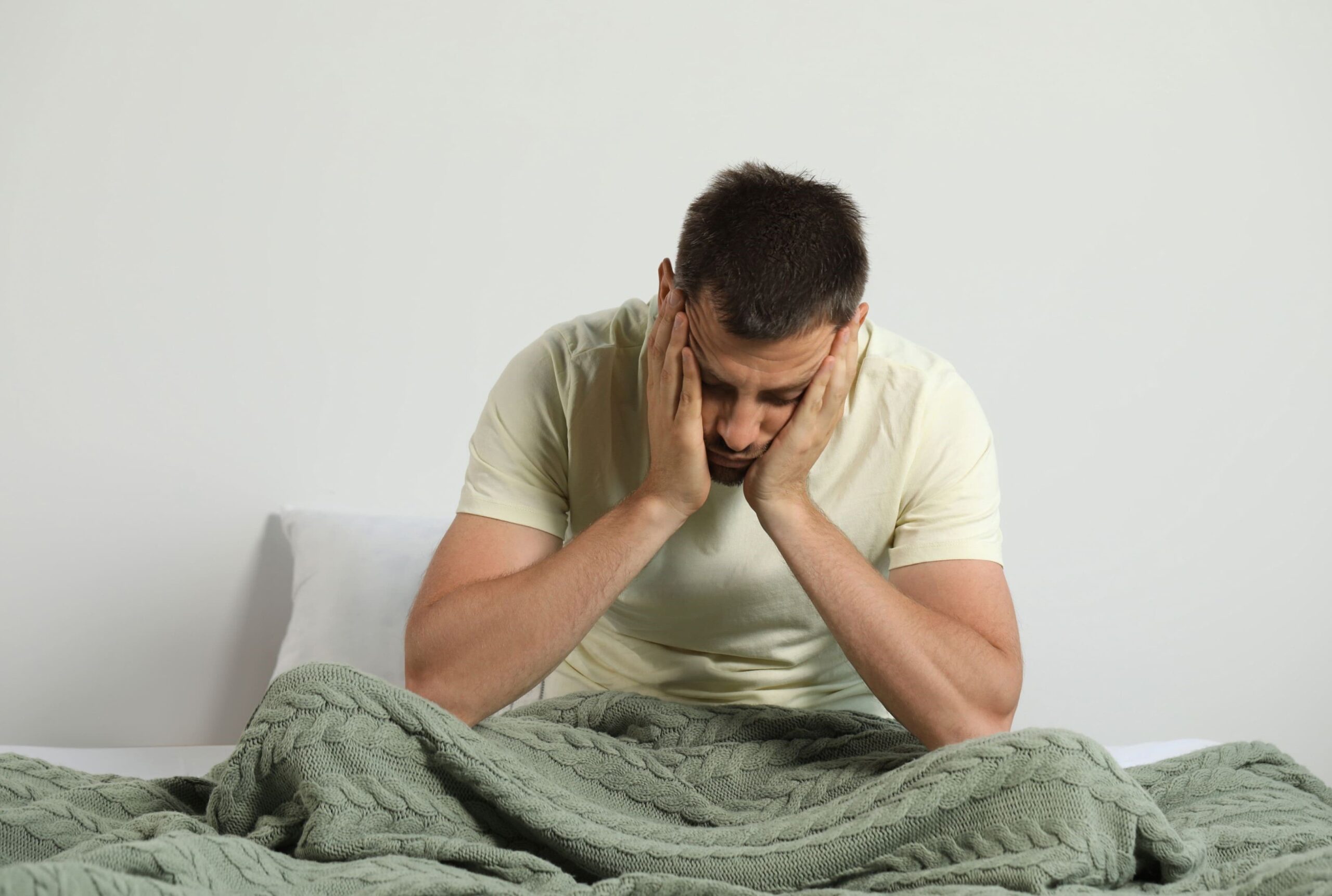 man struggles with sleep deprivation psychosis